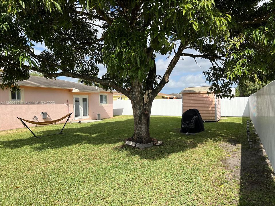Recently Sold: $460,000 (3 beds, 2 baths, 1405 Square Feet)