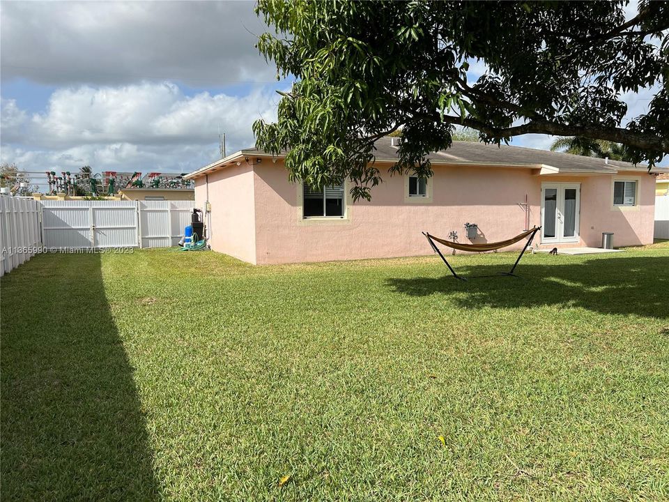 Recently Sold: $460,000 (3 beds, 2 baths, 1405 Square Feet)