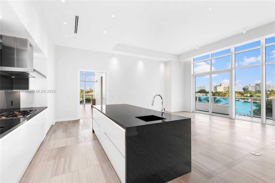 Recently Sold: $5,450,000 (3 beds, 3 baths, 2912 Square Feet)