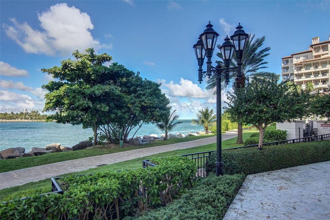Recently Sold: $12,500,000 (4 beds, 5 baths, 4861 Square Feet)