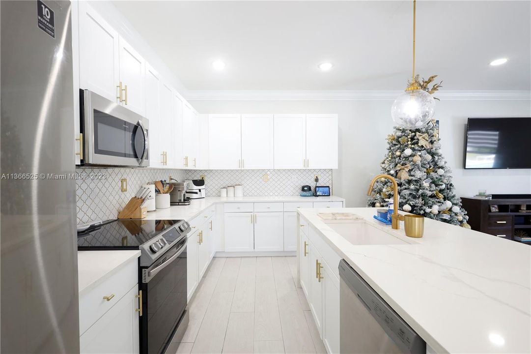 Recently Rented: $6,500 (5 beds, 4 baths, 2911 Square Feet)