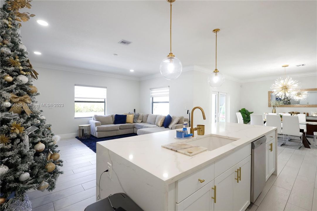 Recently Rented: $6,500 (5 beds, 4 baths, 2911 Square Feet)