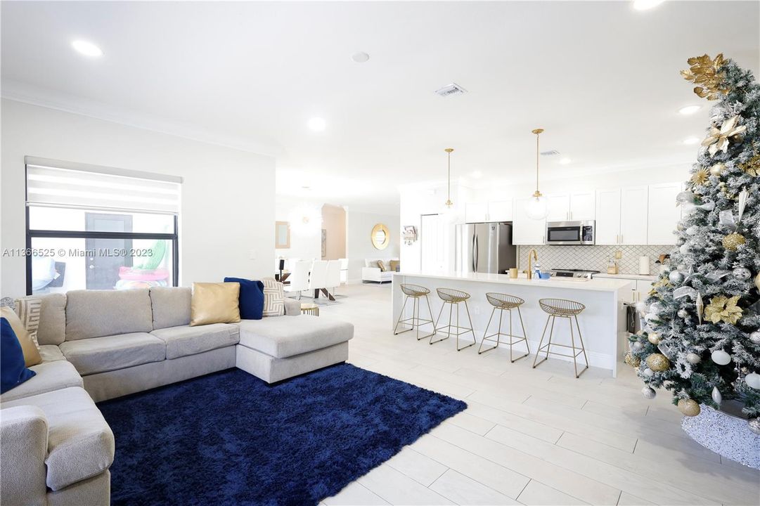 Recently Rented: $6,500 (5 beds, 4 baths, 2911 Square Feet)