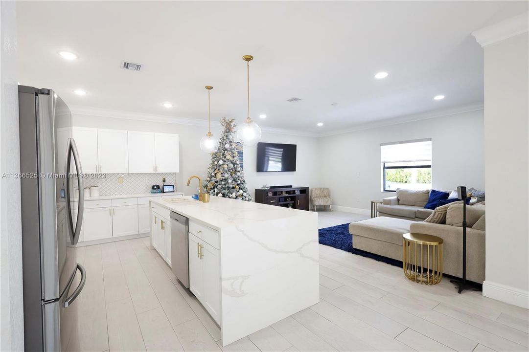 Recently Rented: $6,500 (5 beds, 4 baths, 2911 Square Feet)