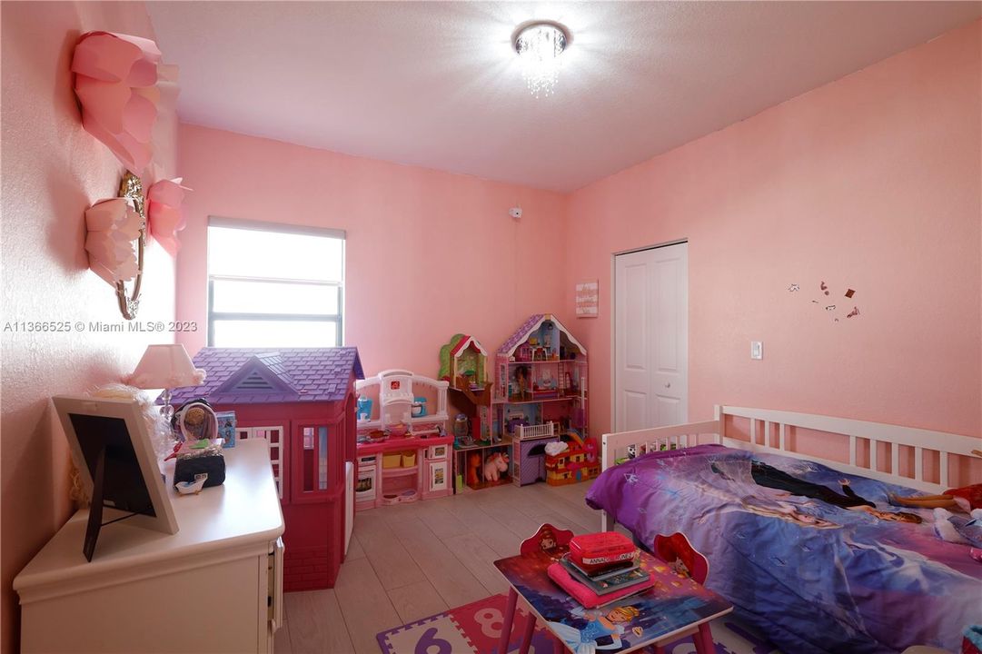 Recently Rented: $6,500 (5 beds, 4 baths, 2911 Square Feet)