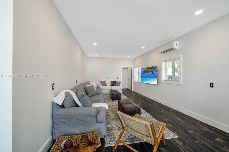 Recently Sold: $3,199,000 (3 beds, 2 baths, 1756 Square Feet)