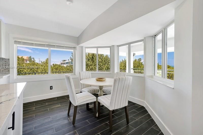 Recently Sold: $3,199,000 (3 beds, 2 baths, 1756 Square Feet)