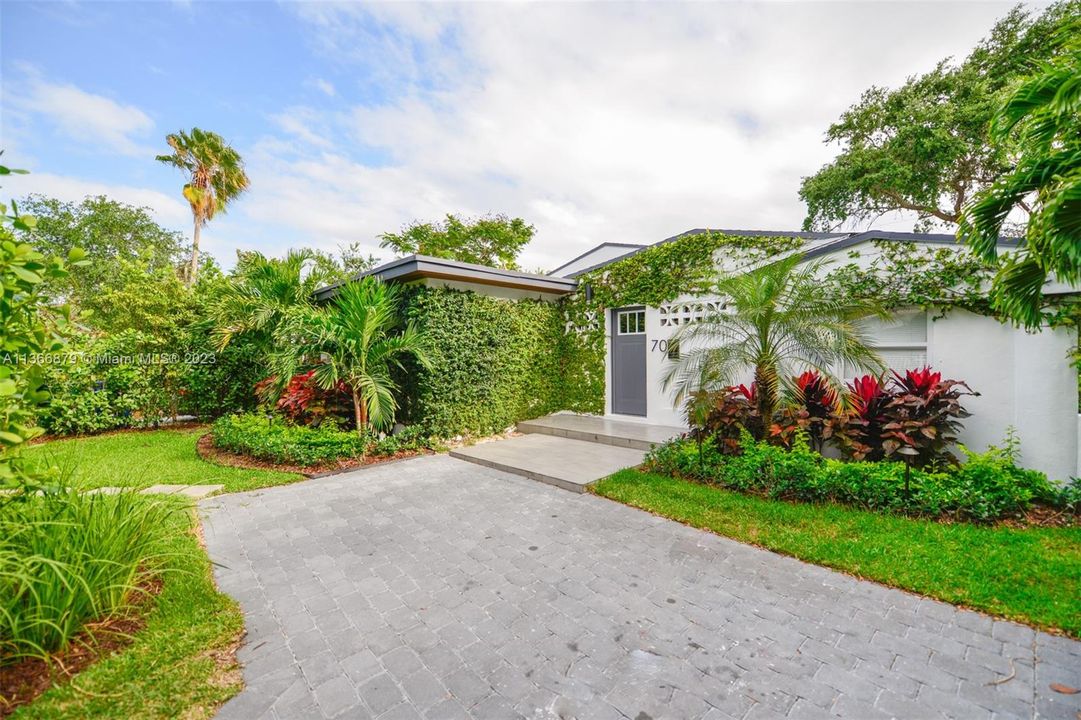 Recently Sold: $1,350,000 (4 beds, 3 baths, 2162 Square Feet)