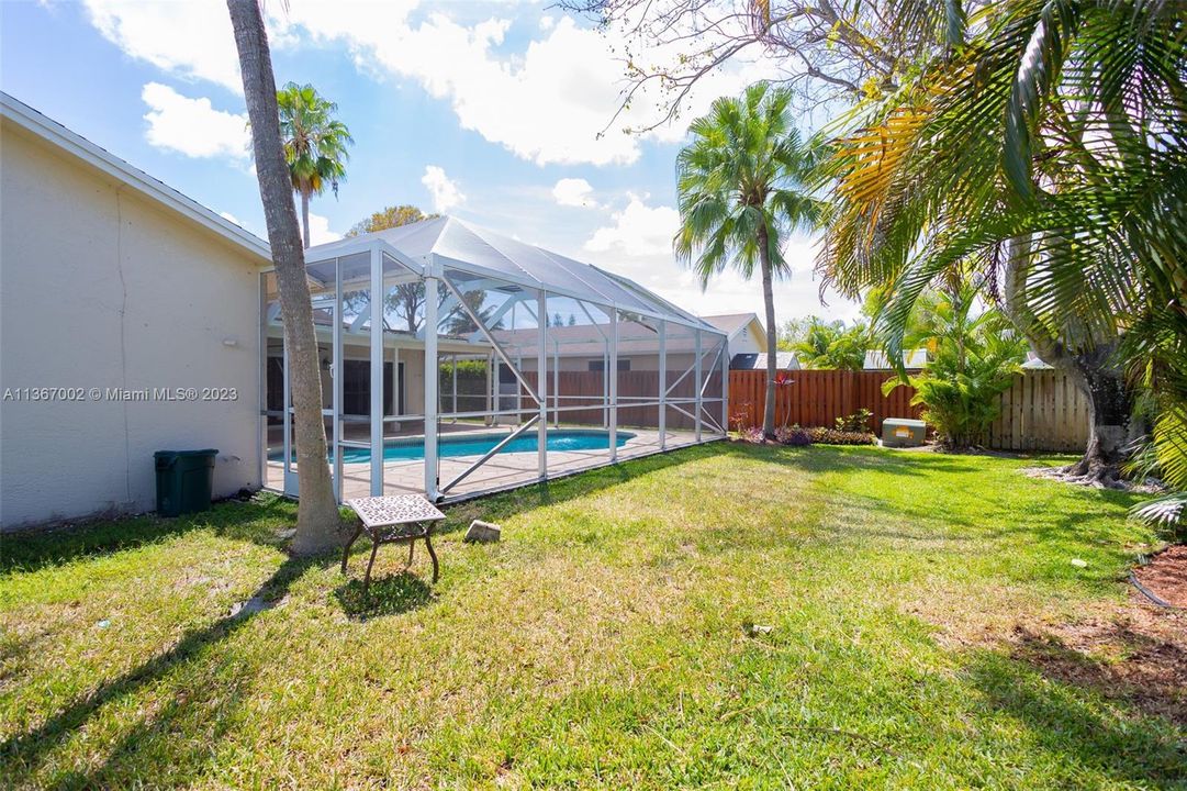 Recently Sold: $520,000 (4 beds, 2 baths, 1954 Square Feet)