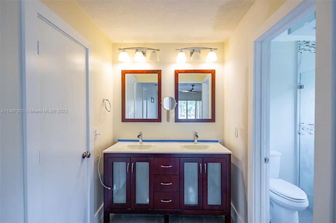 最近售出: $520,000 (4 贝兹, 2 浴室, 1954 平方英尺)
