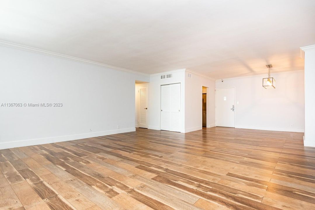 For Sale: $499,000 (1 beds, 1 baths, 970 Square Feet)