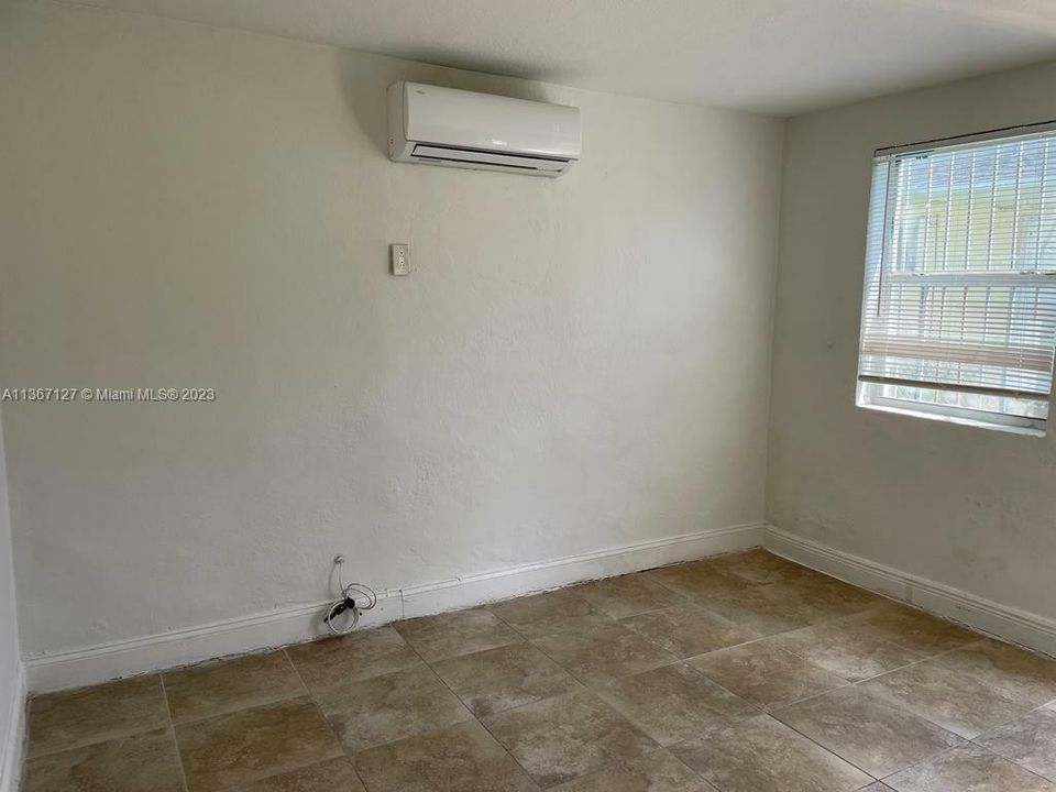 Recently Rented: $1,300 (0 beds, 1 baths, 916 Square Feet)