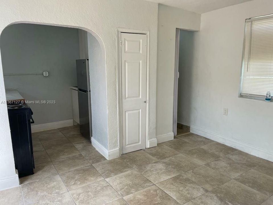 Recently Rented: $1,300 (0 beds, 1 baths, 916 Square Feet)