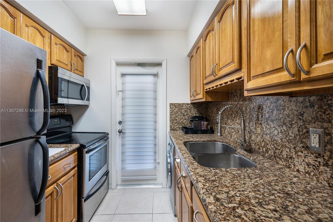 Recently Sold: $375,000 (2 beds, 1 baths, 877 Square Feet)