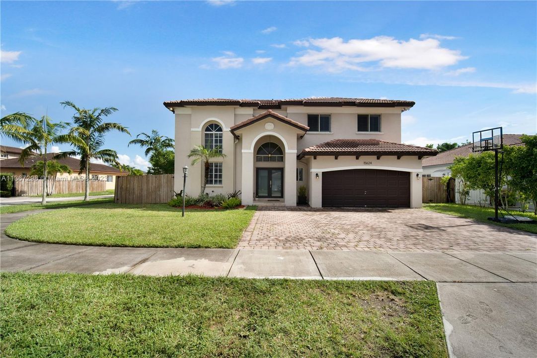 Recently Sold: $798,500 (4 beds, 3 baths, 2526 Square Feet)