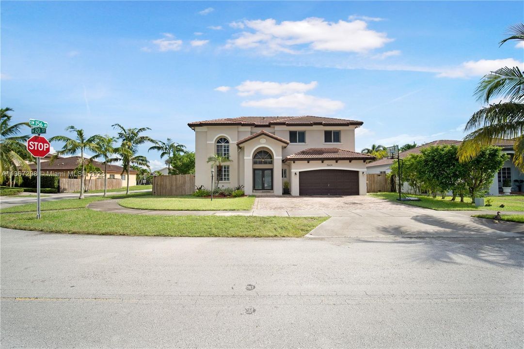 Recently Sold: $798,500 (4 beds, 3 baths, 2526 Square Feet)