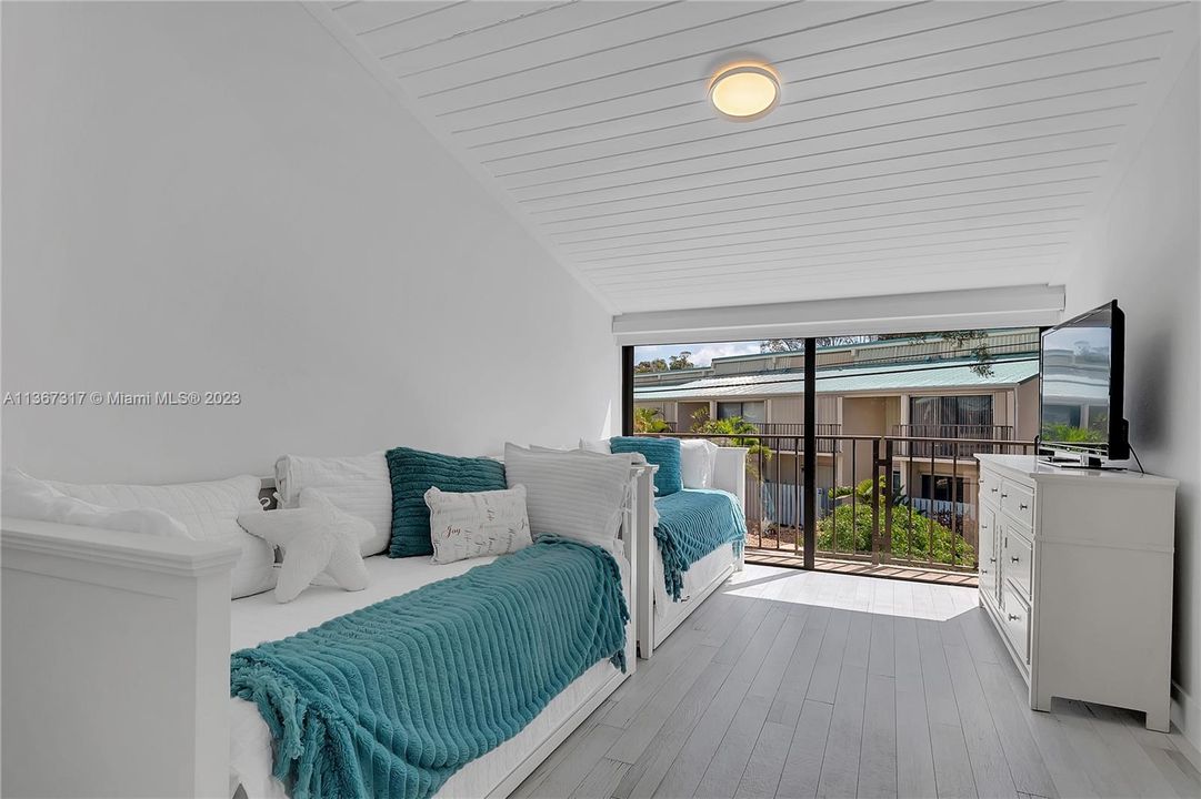 Recently Sold: $625,000 (2 beds, 2 baths, 1352 Square Feet)