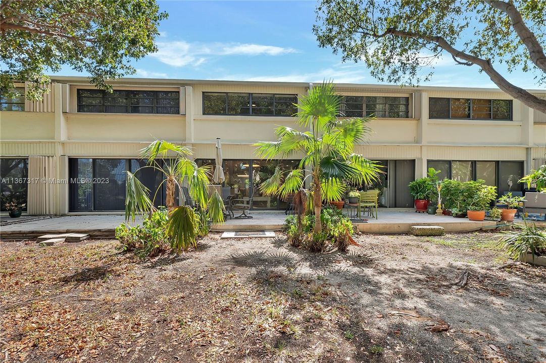 Recently Sold: $625,000 (2 beds, 2 baths, 1352 Square Feet)