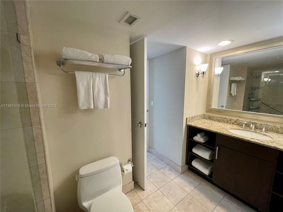 For Sale: $235,000 (1 beds, 1 baths, 548 Square Feet)