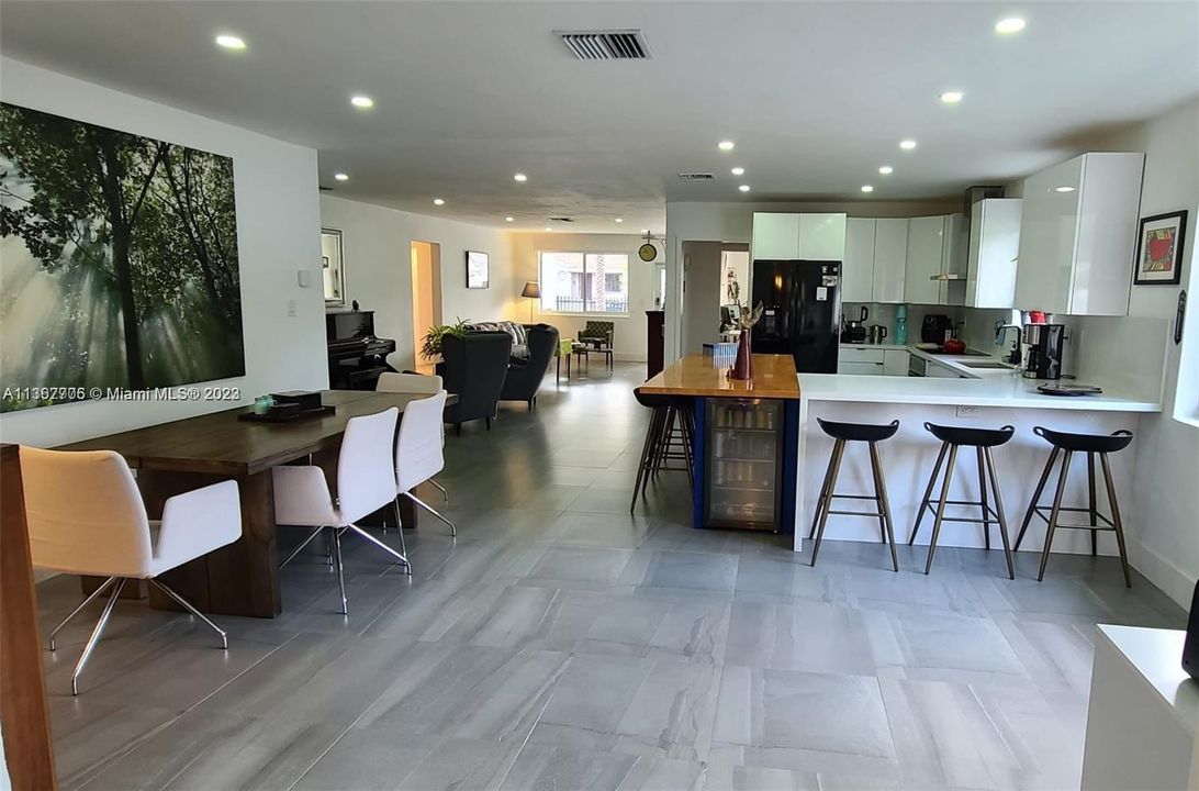 Recently Rented: $9,000 (5 beds, 3 baths, 2265 Square Feet)