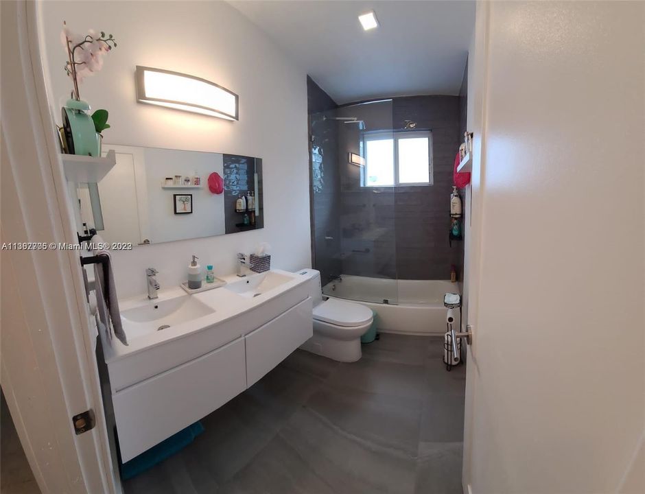 Recently Rented: $9,000 (5 beds, 3 baths, 2265 Square Feet)