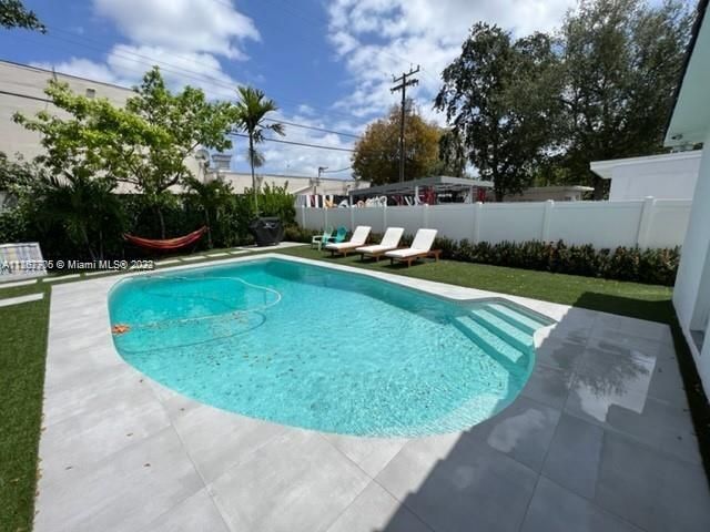 Recently Rented: $9,000 (5 beds, 3 baths, 2265 Square Feet)