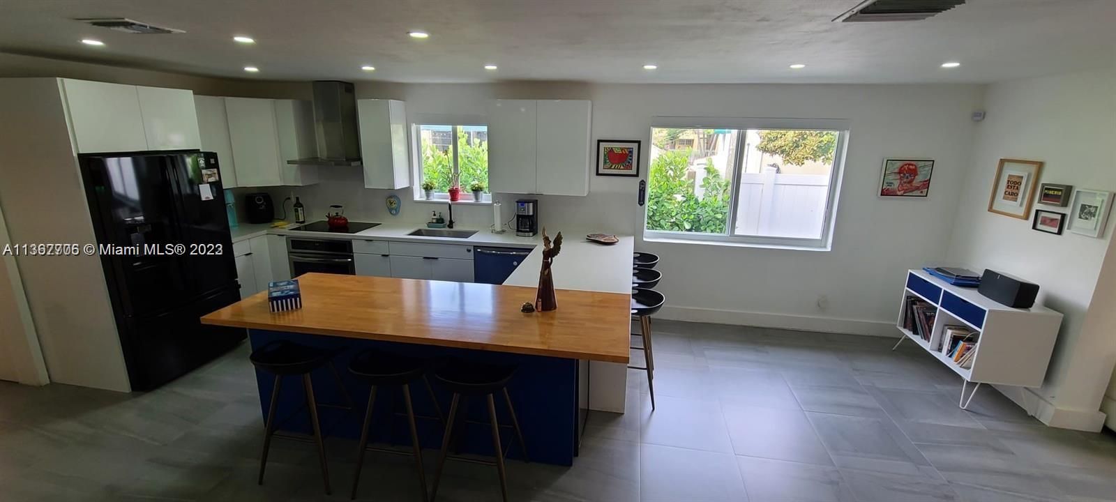 Recently Rented: $9,000 (5 beds, 3 baths, 2265 Square Feet)