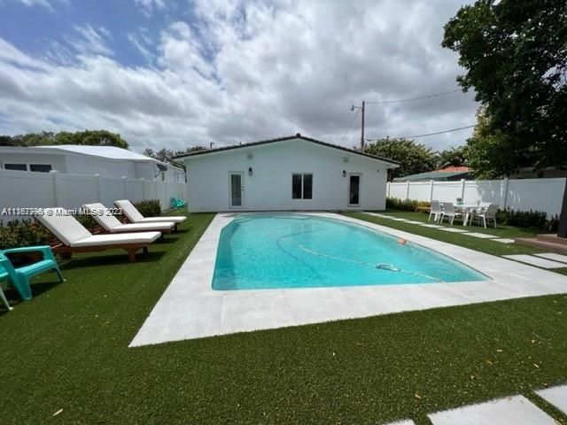 Recently Rented: $9,000 (5 beds, 3 baths, 2265 Square Feet)