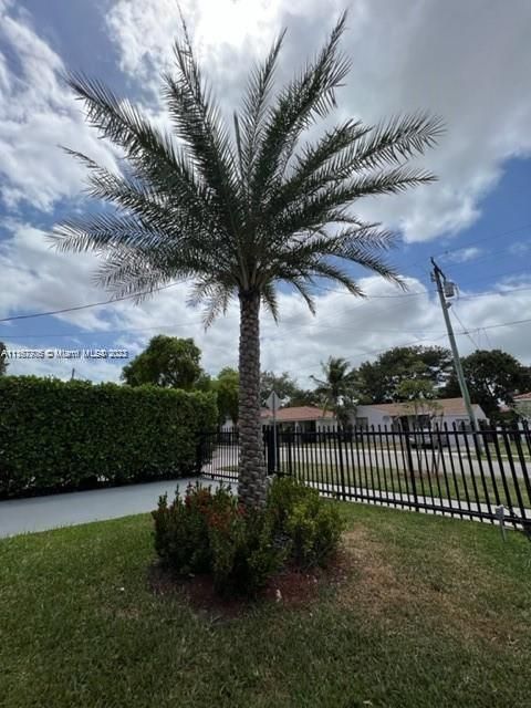 Recently Rented: $9,000 (5 beds, 3 baths, 2265 Square Feet)