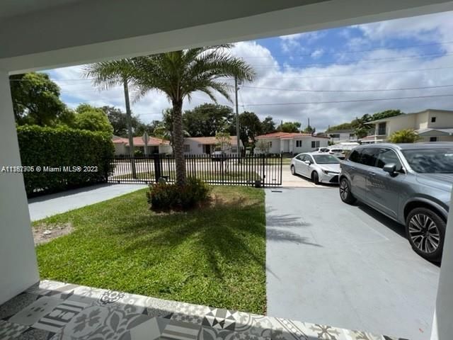 Recently Rented: $9,000 (5 beds, 3 baths, 2265 Square Feet)