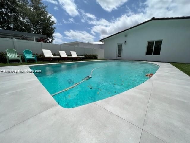 Recently Rented: $9,000 (5 beds, 3 baths, 2265 Square Feet)