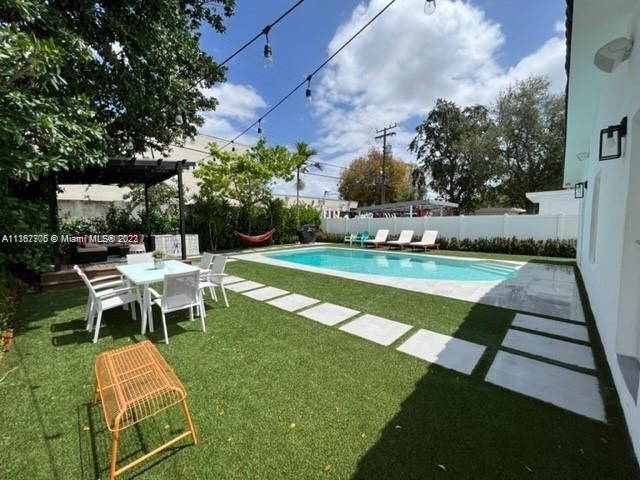 Recently Rented: $9,000 (5 beds, 3 baths, 2265 Square Feet)