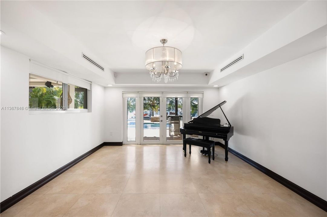 Recently Sold: $6,955,000 (5 beds, 4 baths, 3840 Square Feet)