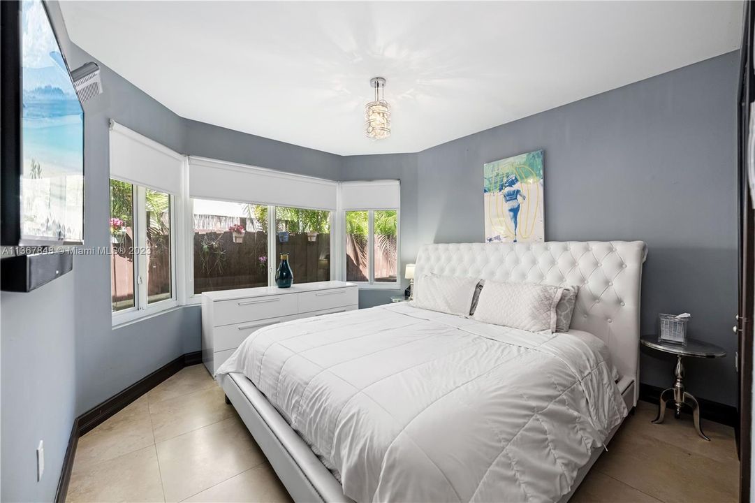 最近售出: $6,955,000 (5 贝兹, 4 浴室, 3840 平方英尺)