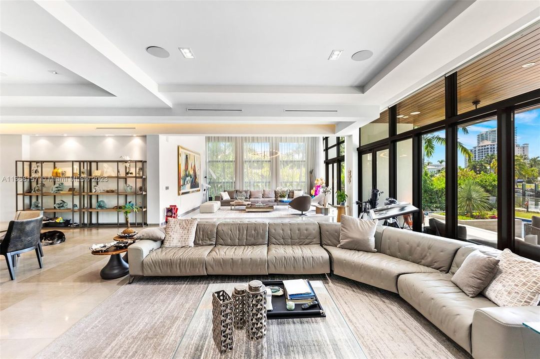 For Sale: $11,875,000 (6 beds, 6 baths, 5363 Square Feet)