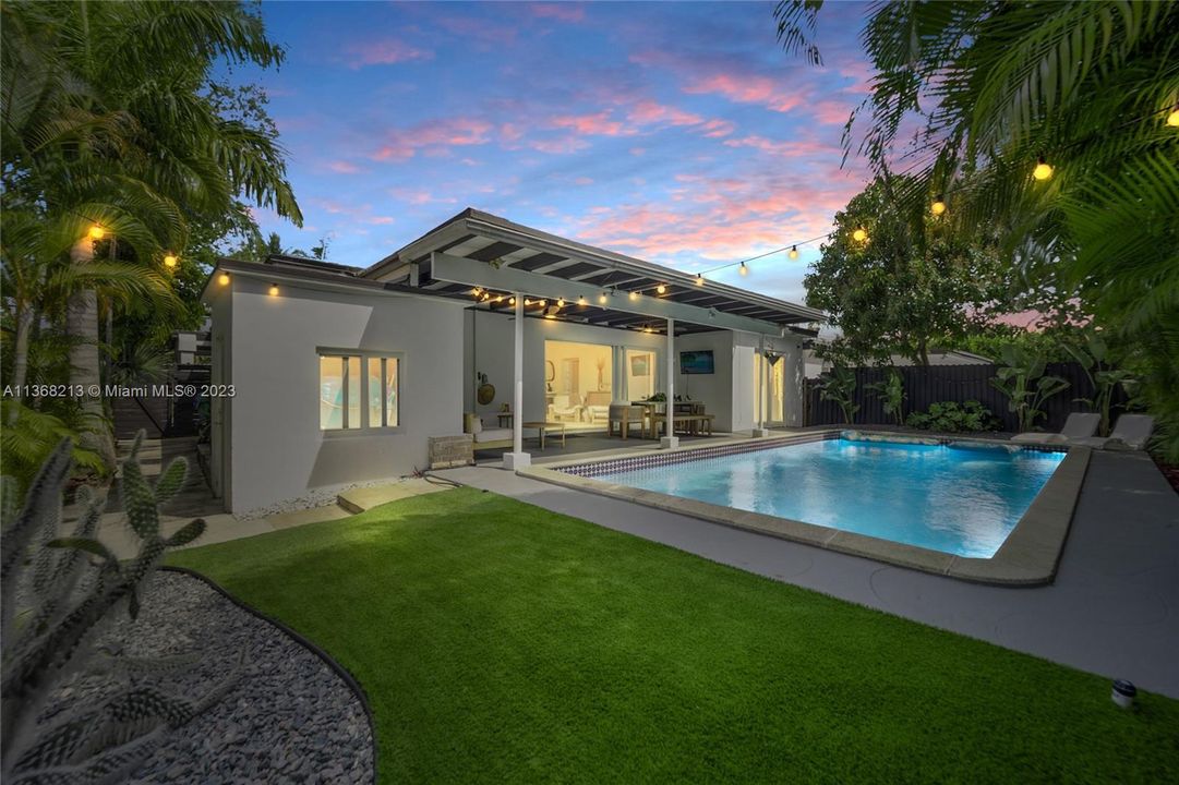 Recently Sold: $1,075,000 (3 beds, 2 baths, 1358 Square Feet)
