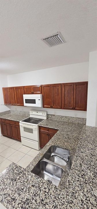 Recientemente alquilado: $2,500 (3 camas, 3 baños, 1601 Pies cuadrados)