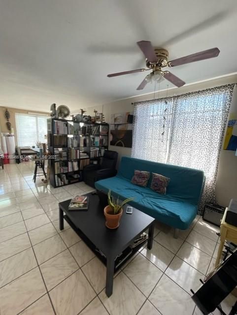 For Sale: $249,500 (1 beds, 1 baths, 720 Square Feet)