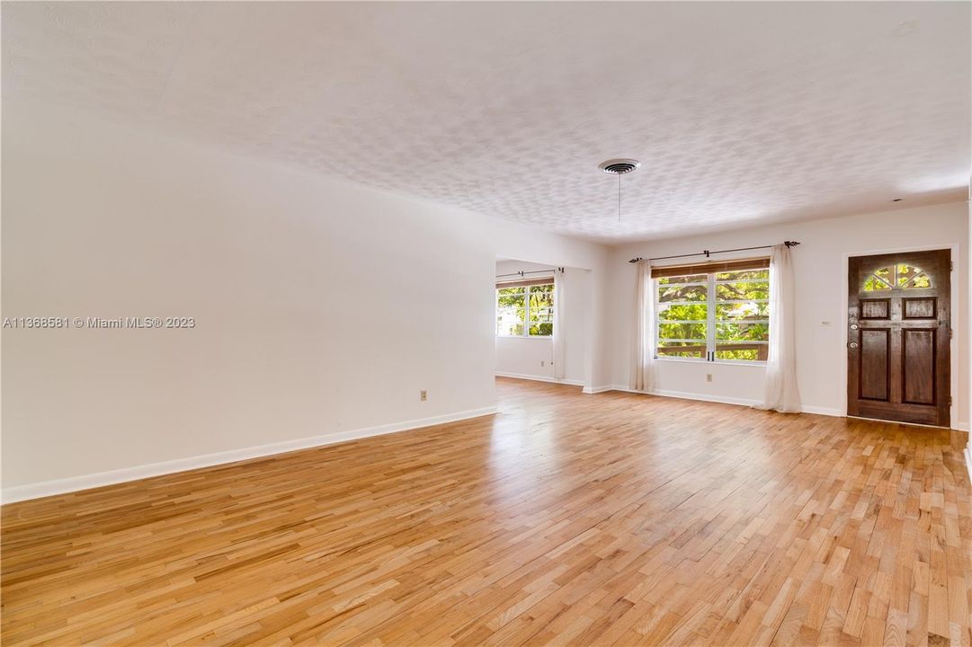 Vendido Recientemente: $899,000 (3 camas, 2 baños, 1928 Pies cuadrados)