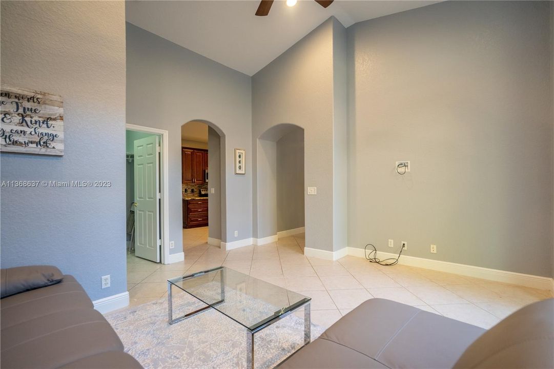 Recently Rented: $4,350 (3 beds, 2 baths, 1839 Square Feet)