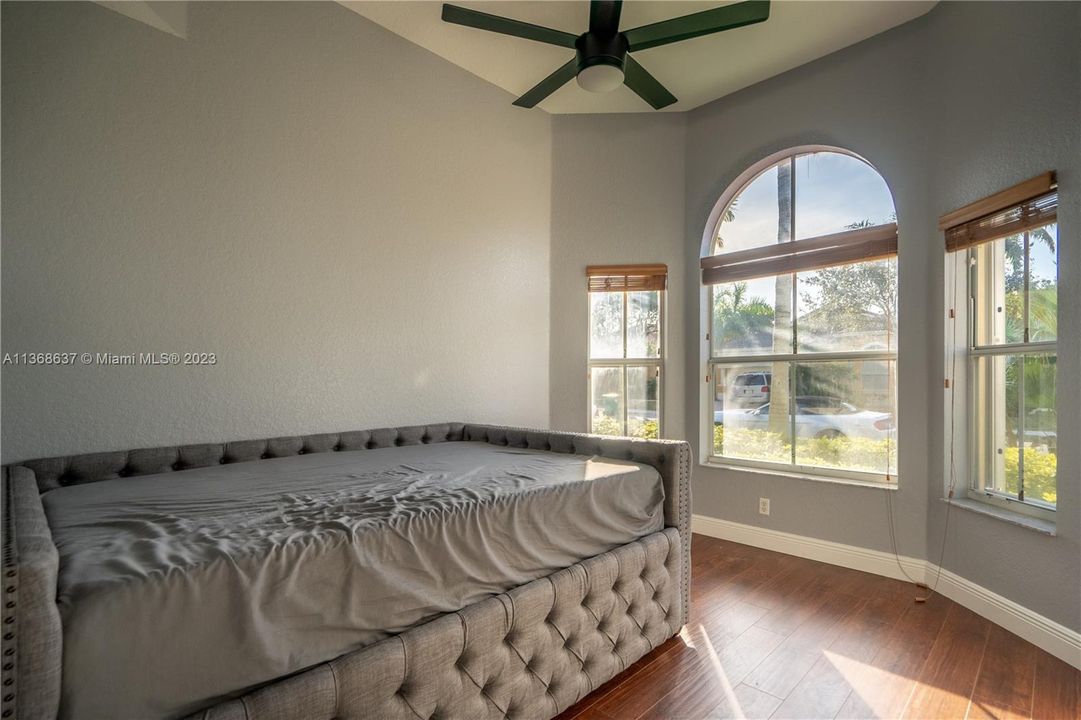 Recently Rented: $4,350 (3 beds, 2 baths, 1839 Square Feet)