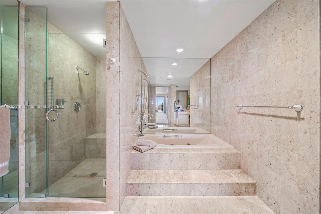 最近售出: $4,475,000 (2 贝兹, 2 浴室, 2420 平方英尺)