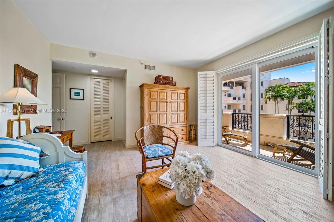 Recently Sold: $4,475,000 (2 beds, 2 baths, 2420 Square Feet)