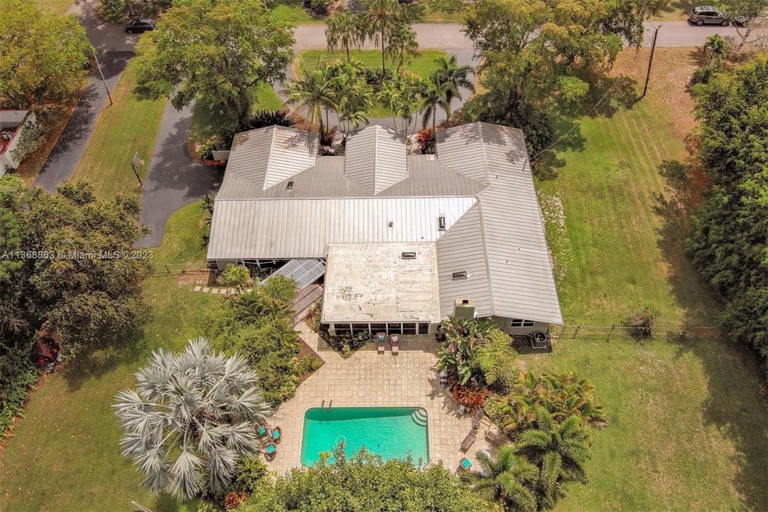 Recently Sold: $1,375,000 (6 beds, 4 baths, 3714 Square Feet)