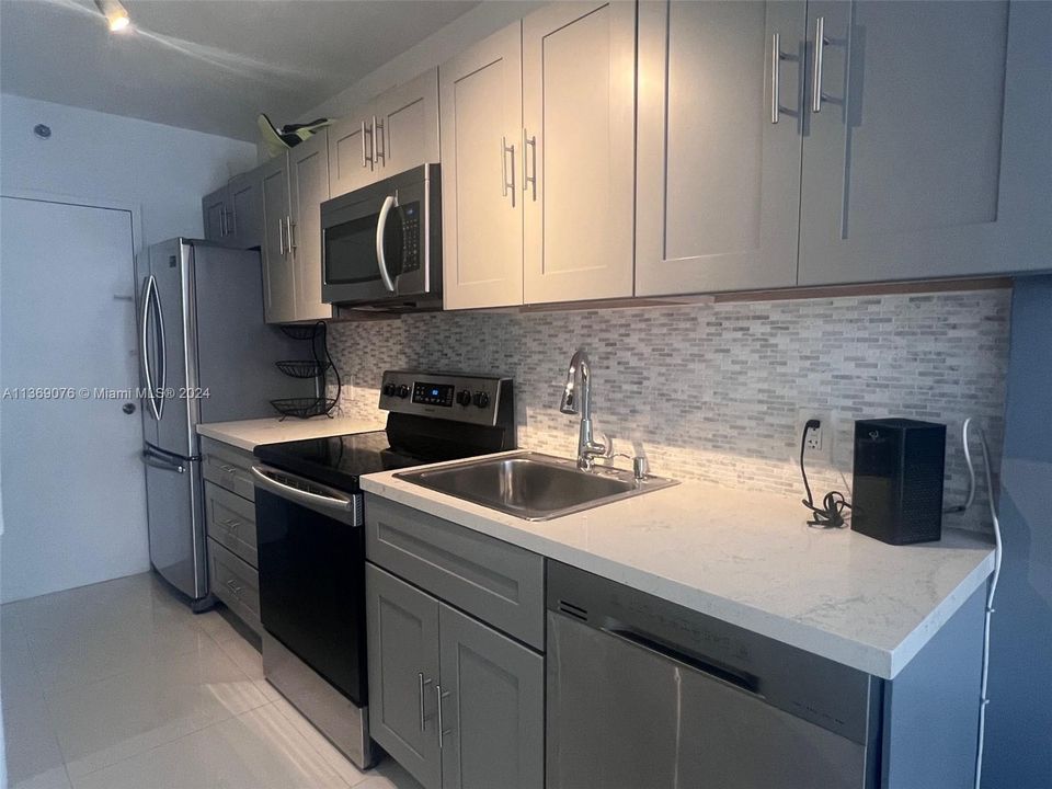 For Sale: $365,000 (1 beds, 1 baths, 550 Square Feet)
