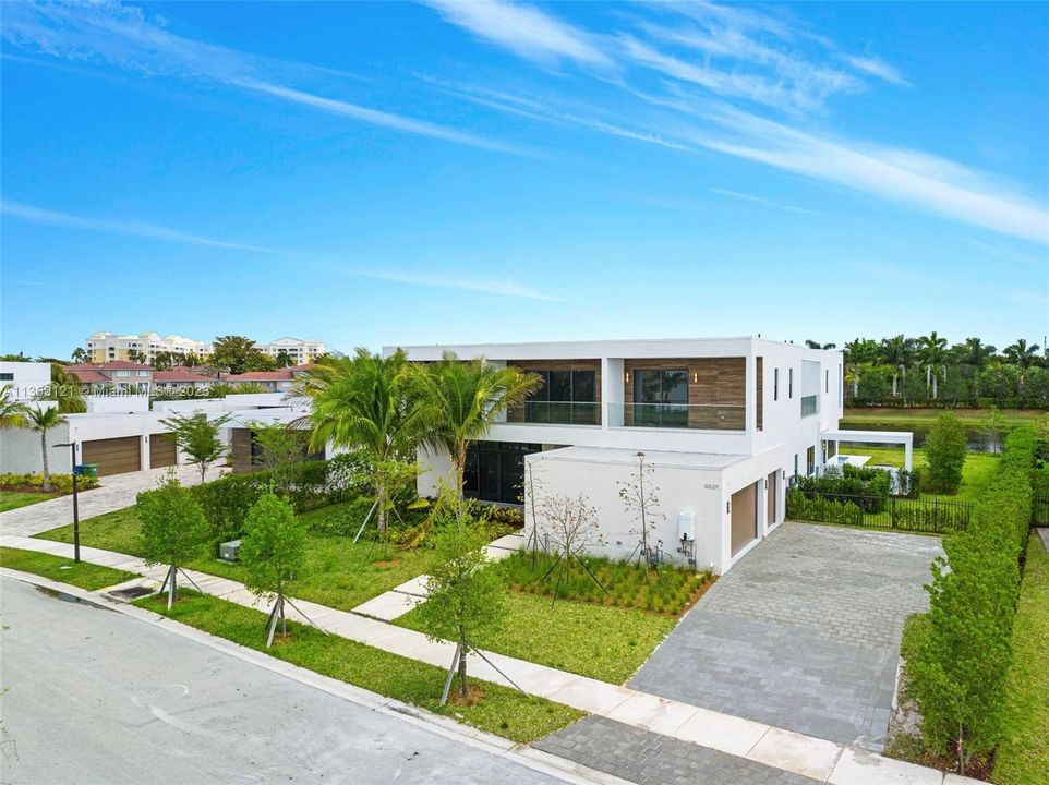 Recently Sold: $3,225,000 (6 beds, 9 baths, 6187 Square Feet)