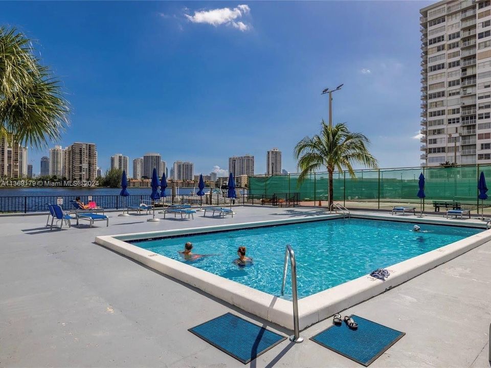 Recently Sold: $250,000 (2 beds, 2 baths, 1058 Square Feet)