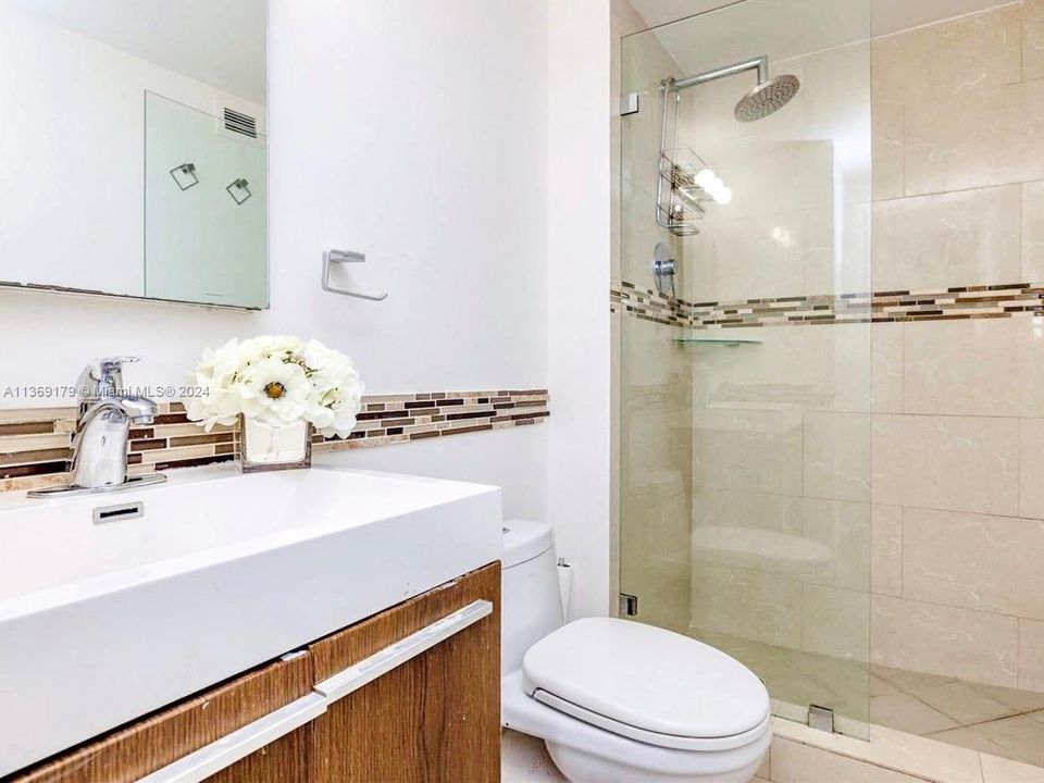 Recently Sold: $250,000 (2 beds, 2 baths, 1058 Square Feet)