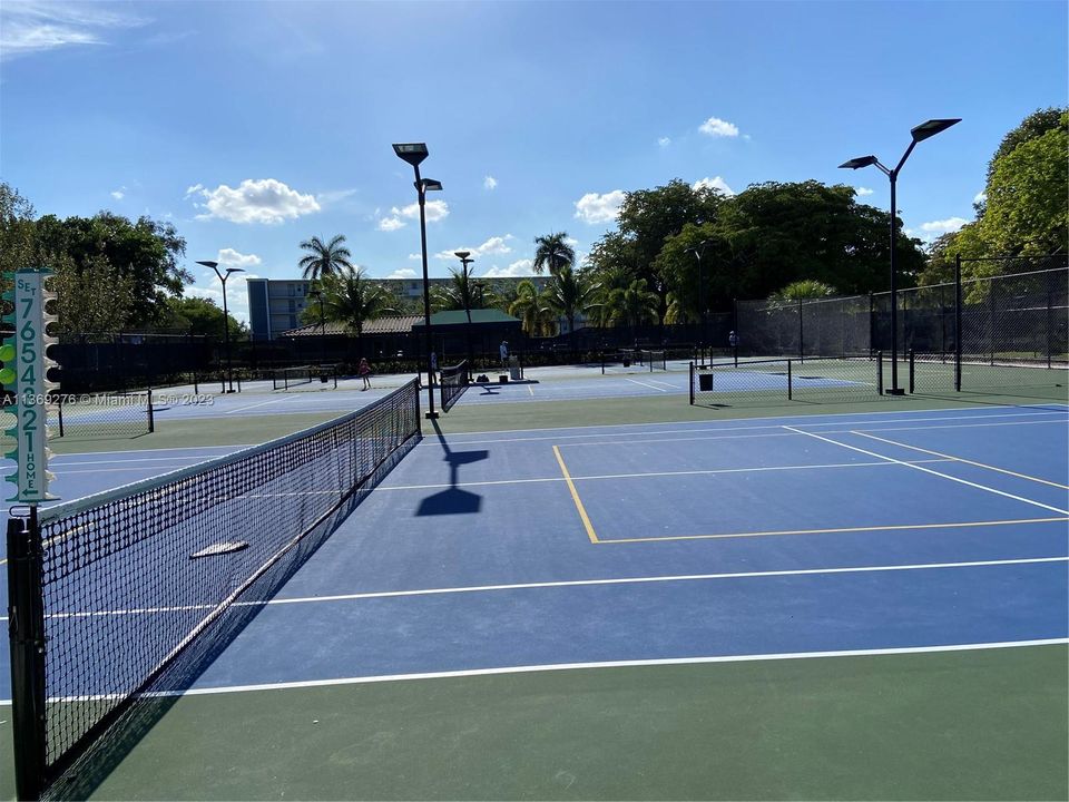 Tennis & Pickel ball courts