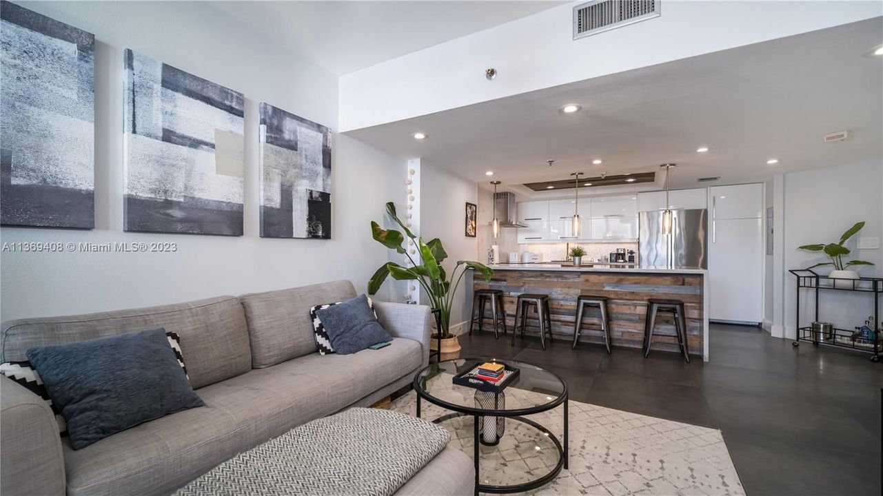 Recently Sold: $459,900 (1 beds, 1 baths, 724 Square Feet)